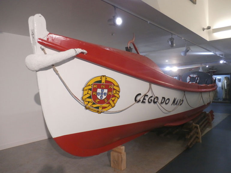 A embarcação salva-vidas com o nome do arrais, reparado e exposto no Museu Municipal, trabalho relacionado com as comemorações do Dia Nacional do Pescador.