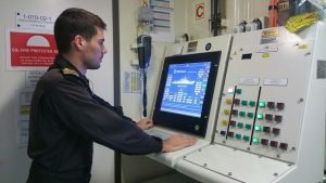 Um militar operando o SIGP, um sistema de automação que permite o controlo remoto e a monitorização de equipamentos e sistemas