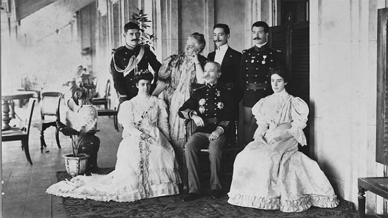 O Governador-geral Arnaldo Guedes Rebelo e sua família fotografados na varanda do Palácio do Cabo em Goa. 1907, (António Cotrim via Facebook Memórias da Índia Portuguesa)