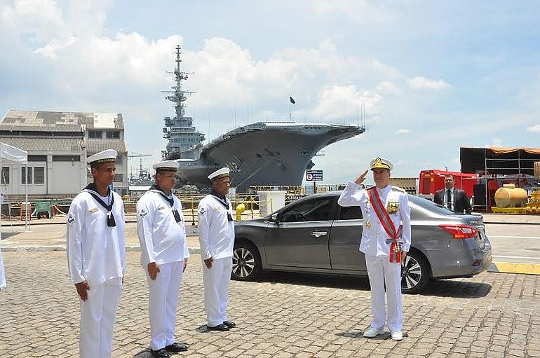 O Almirante de Esquadra José Augusto Vieira da Cunha de Menezes chegando ao Arsenal de Marinha do Rio de Janeiro (foto DGMM)