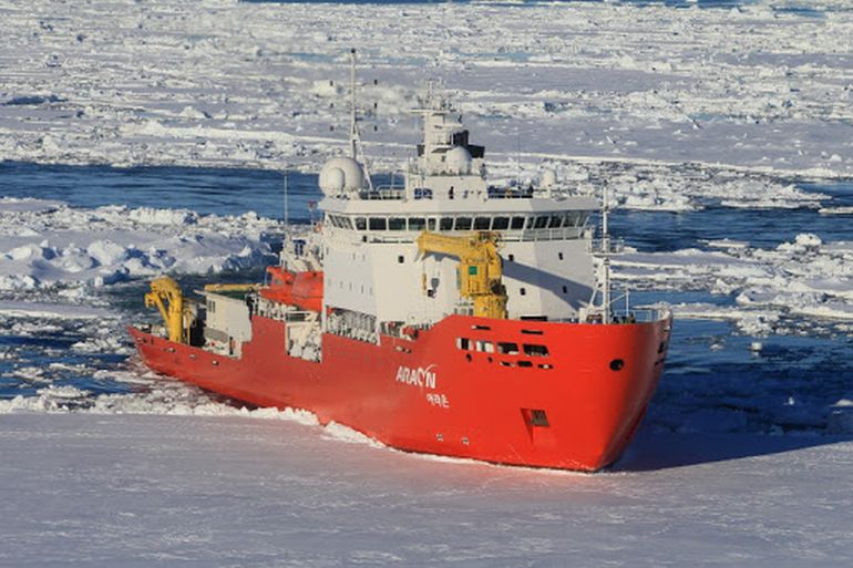 O navio polar Sul-Coreano ARAON, de 2009, do Korea Polar Research Institute, apoia as bases Sul-Coreanas King Sejong e Jang Bogo, na Antártida (foto KOPRI)