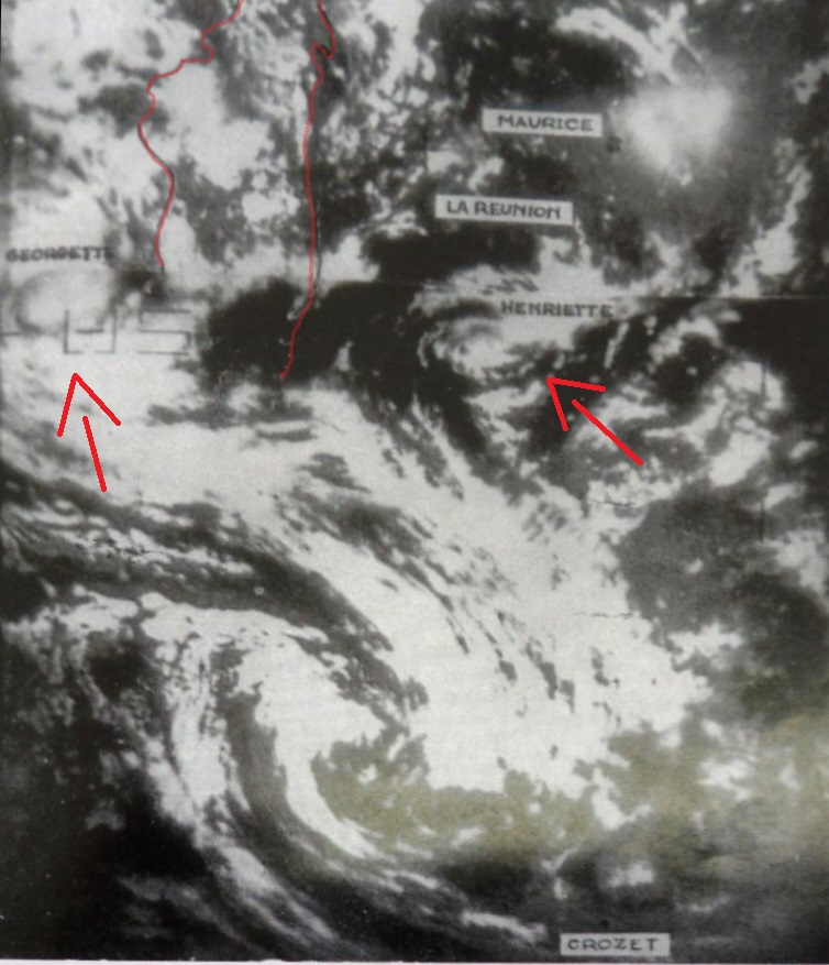 O sistema Georgette no canal de moçambique na parte superior esquerda da imagem, e do lado direito, o sistema Henriette (imagem obtida a 25 de janeiro de 1968 pelo satélite ESSA VI)