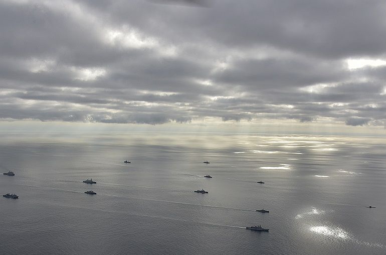 Uma força naval internacional incluindo 7 navios portugueses em exercícios ao largo da costa de Portugal (foto Marinha Portuguesa)