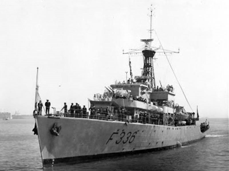O NRP ÁLVARES CABRAL (F336) era uma fragata da classe britânica BAY. Construída no final da segunda guerra mundial, foi adquirida por Portugal em 1959, juntamente com mais três navios da mesma classe. (foto Museu de Marinha)