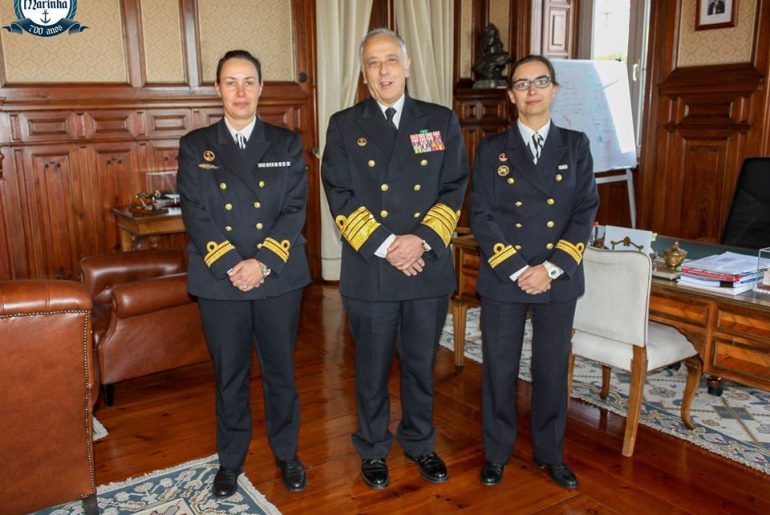 As primeiras comandantes de NPO, Mónica Martins e Vânia Carvalho, com o então ALM CEMA António Silva Ribeiro, em dezembro de 2017 (foto Marinha Portuguesa))