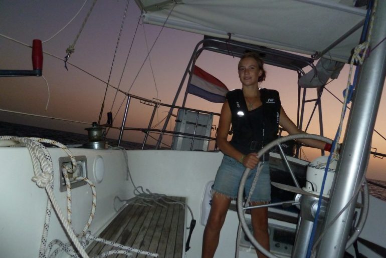 Laura Dekker, holandesa nascida na Nova Zelândia. em 2011 tornou-se a pessoa mais jovem circunavegar o globo sozinha (imagem blog sailingeurope.com)