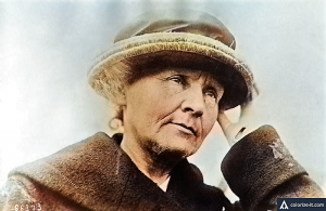 Marie Curie em 1921, foi a primeira mulher a ser laureada com um Prêmio Nobel e a primeira pessoa e única mulher a ganhar o prêmio duas vez (imagem colorida digitalmente)