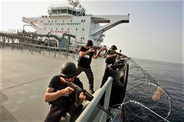 O Decreto-Lei 159-2019, aprovou o regime jurídico do exercício da atividade de segurança armada a bordo de navios, contudo ainda faltar sair a regulamentação.