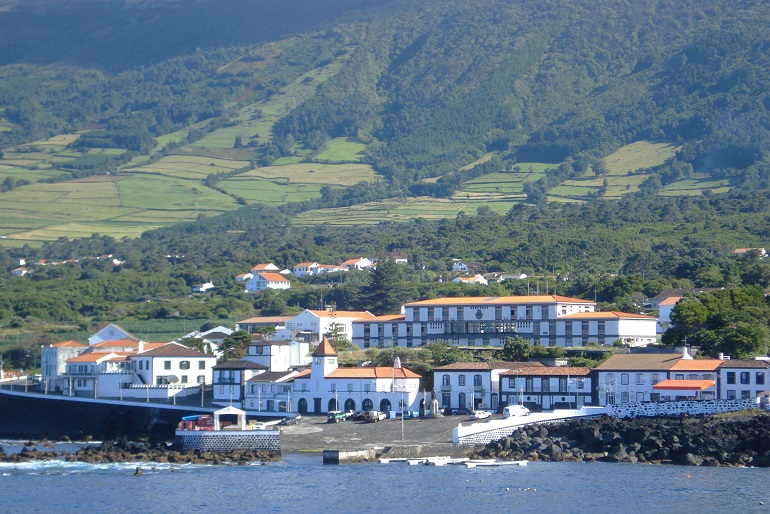 Casas e rampa do porto de pesca de S. Roque, na ilha do Pico, Açores (imagem João Gonçalves)