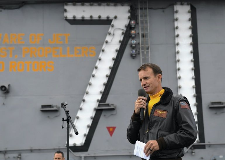 Capt. Brett Crozier fala à sua guarnição, no convés de voo do porta-aviões USS THEODORE ROOSEVELT (imagem US Navy)