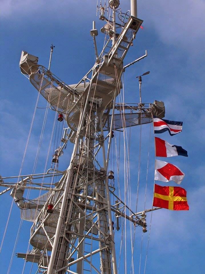 Bandeiras do Código Internacional de Sinais, CHARLIE TANGO FOXTROT ROMEO içadas na verga de sinais, mostram o indicativo visual do NRP JOÃO BELO. O Capitão-de-fragata Nuno Vieira Matias comandou a FRABELO entre 1981 e 1983