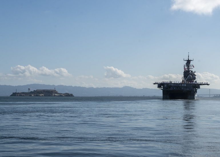 Uma imagem que não se irá mais repetir, o USS BHR passando a famosa ilha de Alcatraz, em S. Francisco, numa visita que ocorreu em 2018 (imagem US Navy)