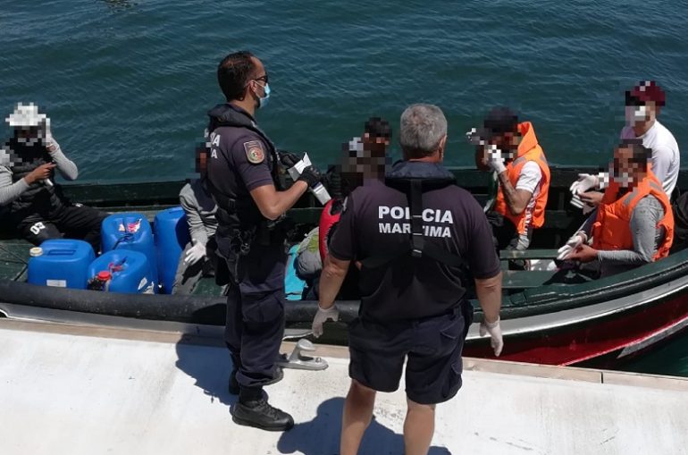 Agentes da Polícia Marítima abordam os migrantes marroquinos no dia 16 de junho, no cais da Estação Salva-Vidas de Olhão (imagem AMN)