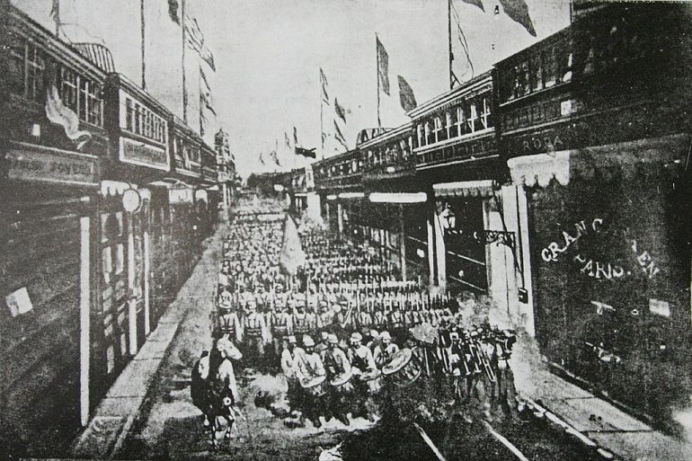 Desfile do exército chileno pelas ruas da capital do Perú, Lima (1881) Album Grafico Y Militar de Chile. Campaña Del Pacifico (imagem de Eduardo Clifford Spencer)