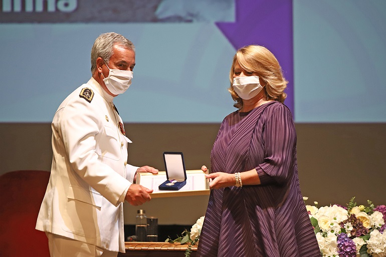 O almirante António Calado, Chefe do Estado-maior da Armada recebeu a Medalha de Prata da Cidade atribuída à Marinha Portuguesa.