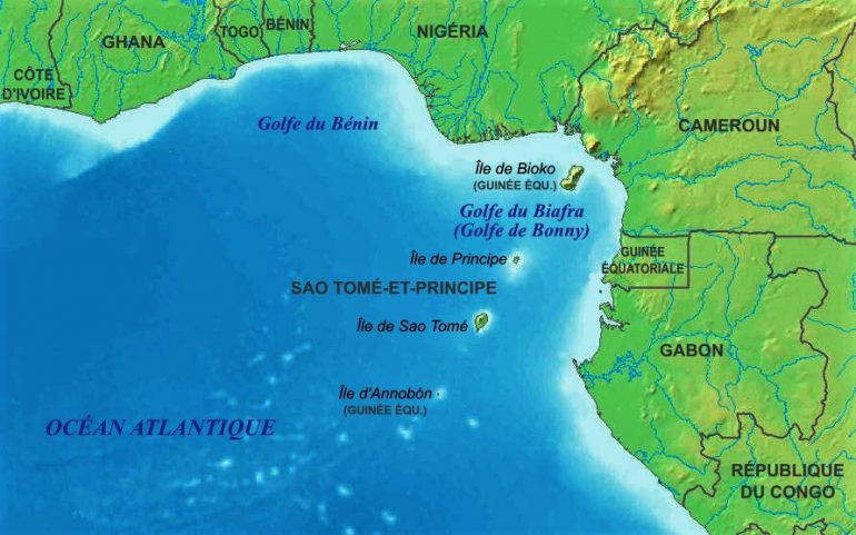 A costa do Golfo da Guiné é partilhada (de noroeste para sudeste) pela Costa do Marfim, o Gana, o Togo, o Benim, a Nigéria, os Camarões, a Guiné Equatorial e o Gabão (costa norte). No golfo, encontram-se as ilhas de Bioko e Ano Bom, que fazem parte da Guiné Equatorial, e as ilhas de São Tomé e Príncipe. Três grandes rios desaguam no Golfo da Guiné, a saber, o Niger, o Volta e o Congo. (Wikimedia commons)