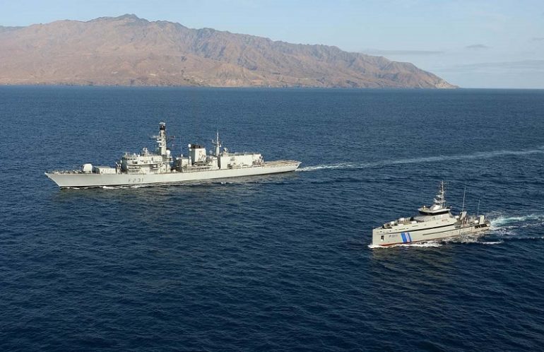 A Guarda Costeira de Cabo Verde treina regularmente com as marinhas da NATO. Aqui o NP GUARDIÃO navegando em companhia da fragata britânica HMS ARGYLL, em março de 2013 (imagem Royal Navy)