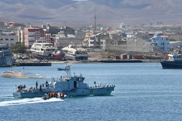 O navio patrulha P263 BADEJO, em exercícios com forças norte-americanas, portuguesas e espanholas, na baía do Mindelo (imagem MCC Travis Simmon USNavy)