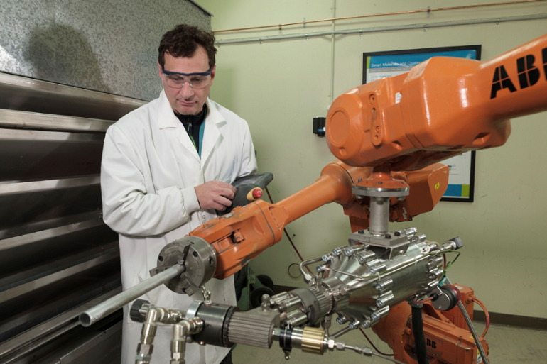Andrew Urban, investigador da Commonwealth Scientific and Industrial Research Organisation - CSIRO, a operar o equipamento de Metal Cold Spray (imagem Nick Pitsas CSIRO)