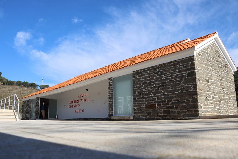 O Centro Interpretativo do Barco Rabelo está instalado numa antiga escola primária do lugar da Rede (imagem CM Mesão Frio)