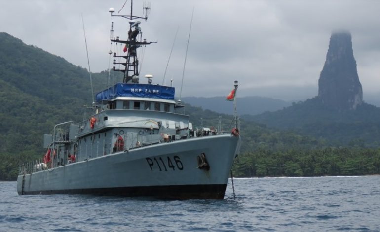 O navio patrulha Português NRP ZAIRE fundeado frente ao Pico do Cão Grande (imagem MGP)