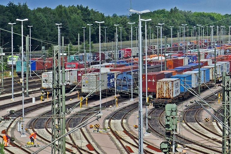Terminal ferroviário de contentores (pormenor duma imagem de Erich Westendarp por Pixabay)