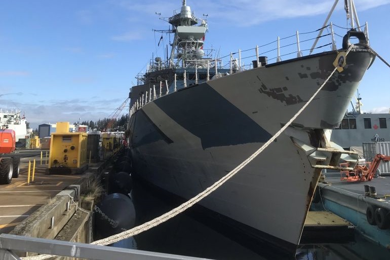 A HMCS REGINA no dia 22 setembro de 2019, no cais da FMF Cape Breton, vendo-se a aplicação da pintura ainda incompleta (imagem Roger Litwiller)
