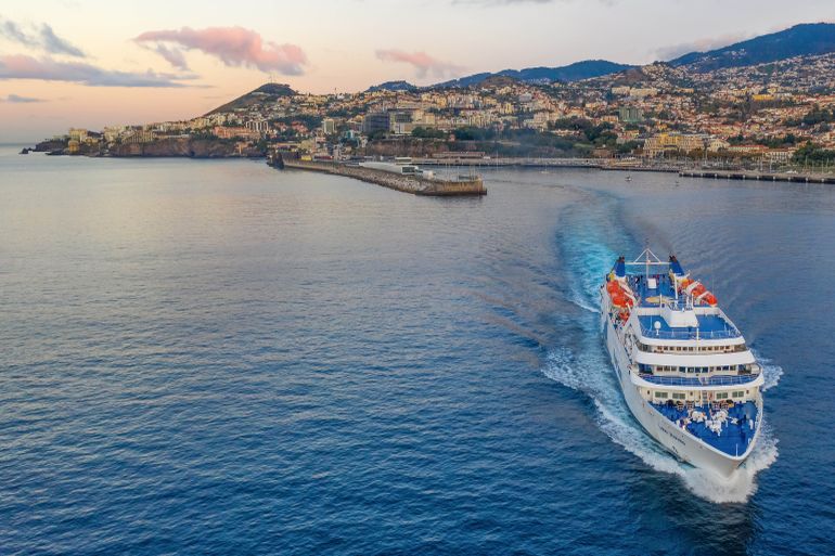 O LOBO MARINHO a largar do Funchal. A Porto Santo Line mantém uma linha diária de transporte de pessoas, viaturas e carga, entre as ilhas da Madeira e do Porto Santo (imagem PSL)