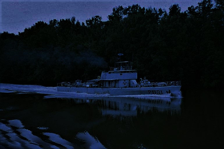 O NRP SAGITARIO a navegar à noite no rio Cacheu (imagem Adelino Rodrigues da Costa)
