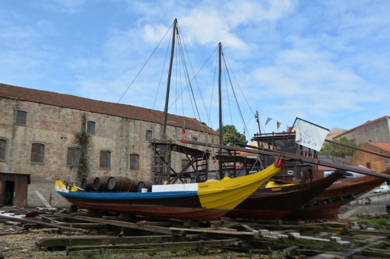 Barcos Rabelos, no estaleiro da Socrenaval. Ao fundo o edifício do Convento ( imagem Fernando Paiva Leal)