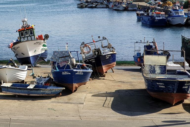 Embarcações de varadas na rampa do porto de pesca de Sines (imagem João Gonçalves)