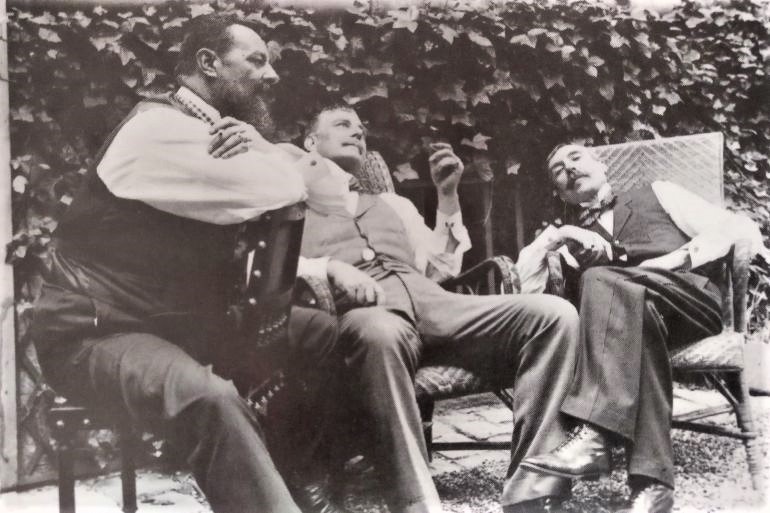 Eça de Queiroz com Tomás de Sousa Rosa e o Conde da Caparica no jardim do consulado em Neuilly