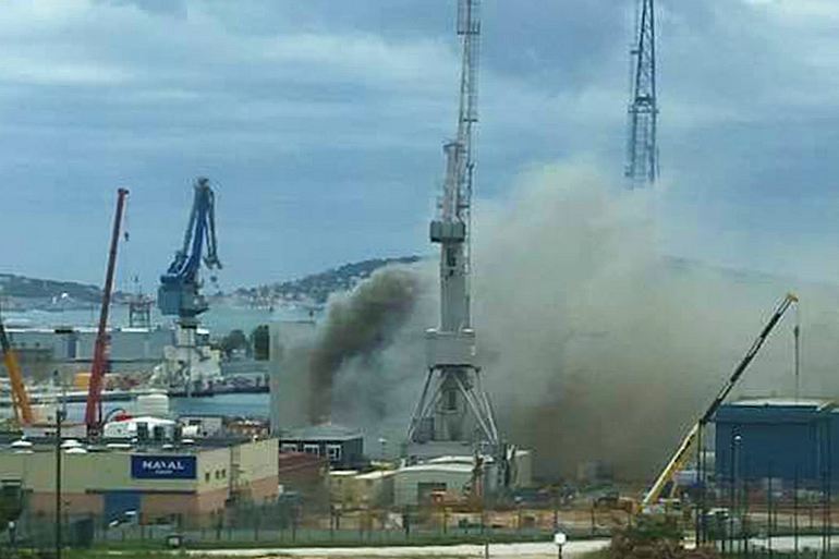 Vista do exterior da Base de Toulon durante o incêndio. (imagem Perfecture Navale)