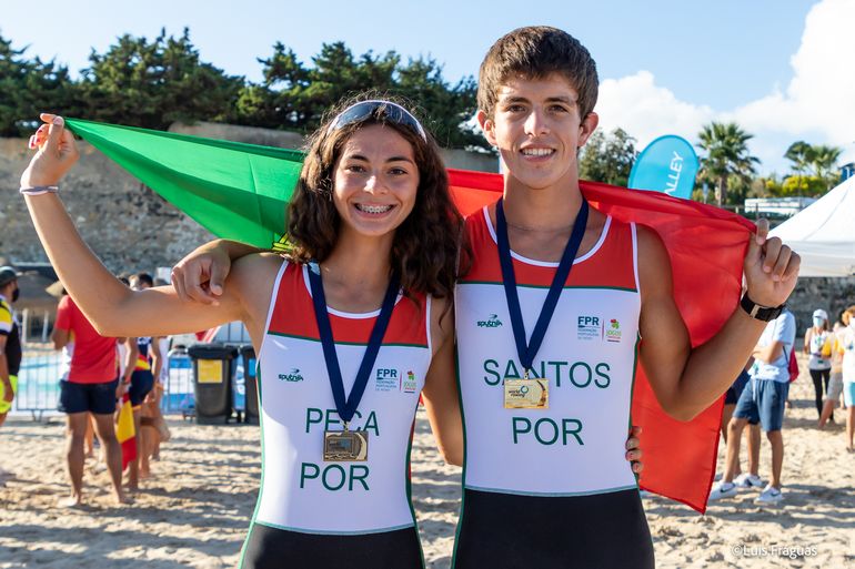 Afonso Santos e Madalena Peça, jovens medalhados no Campeonato Mundial de Remo de Mar em Oeiras 