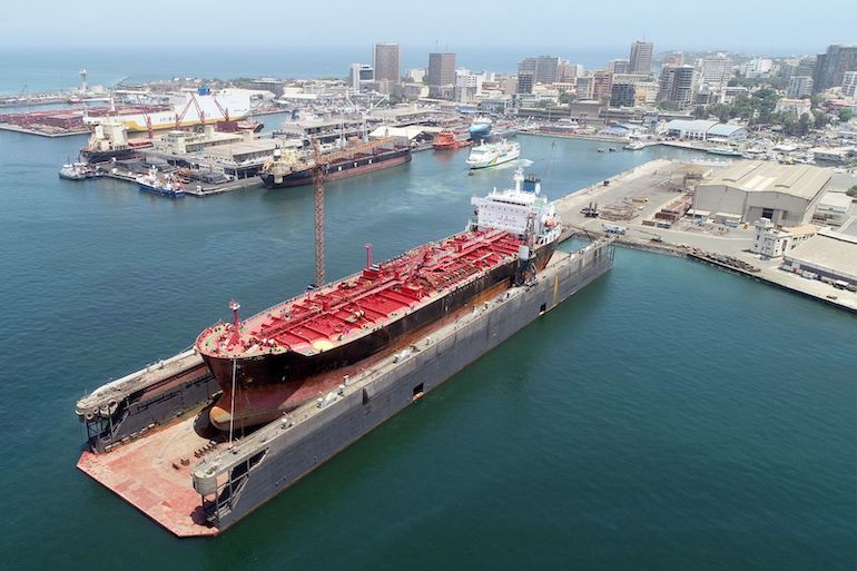 A doca flutuante da Dakarnave tem umas dimensões impressionantes, aceitando navios com comprimento maior que 230 metros e deslocamento até 28.000tons (imagem Lisnave internacional)