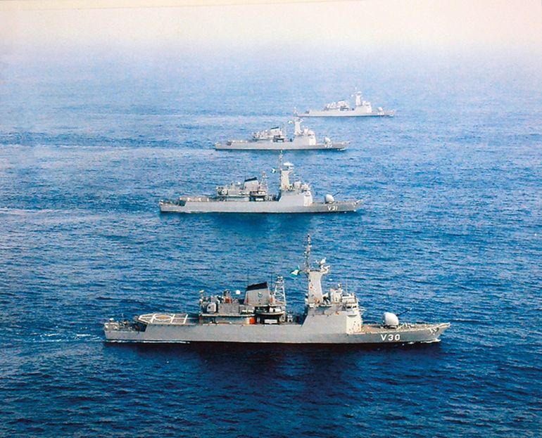 As quatro corvetas classe INHAÚMA operando juntas no início dos anos 90