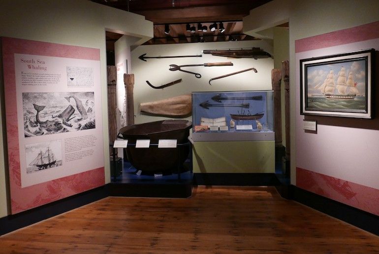 A pesca da baleia também teve a sua época por estas paragens e é possível ver expostos artigos a ela ligados e mesmo partes dos seus esqueletos.